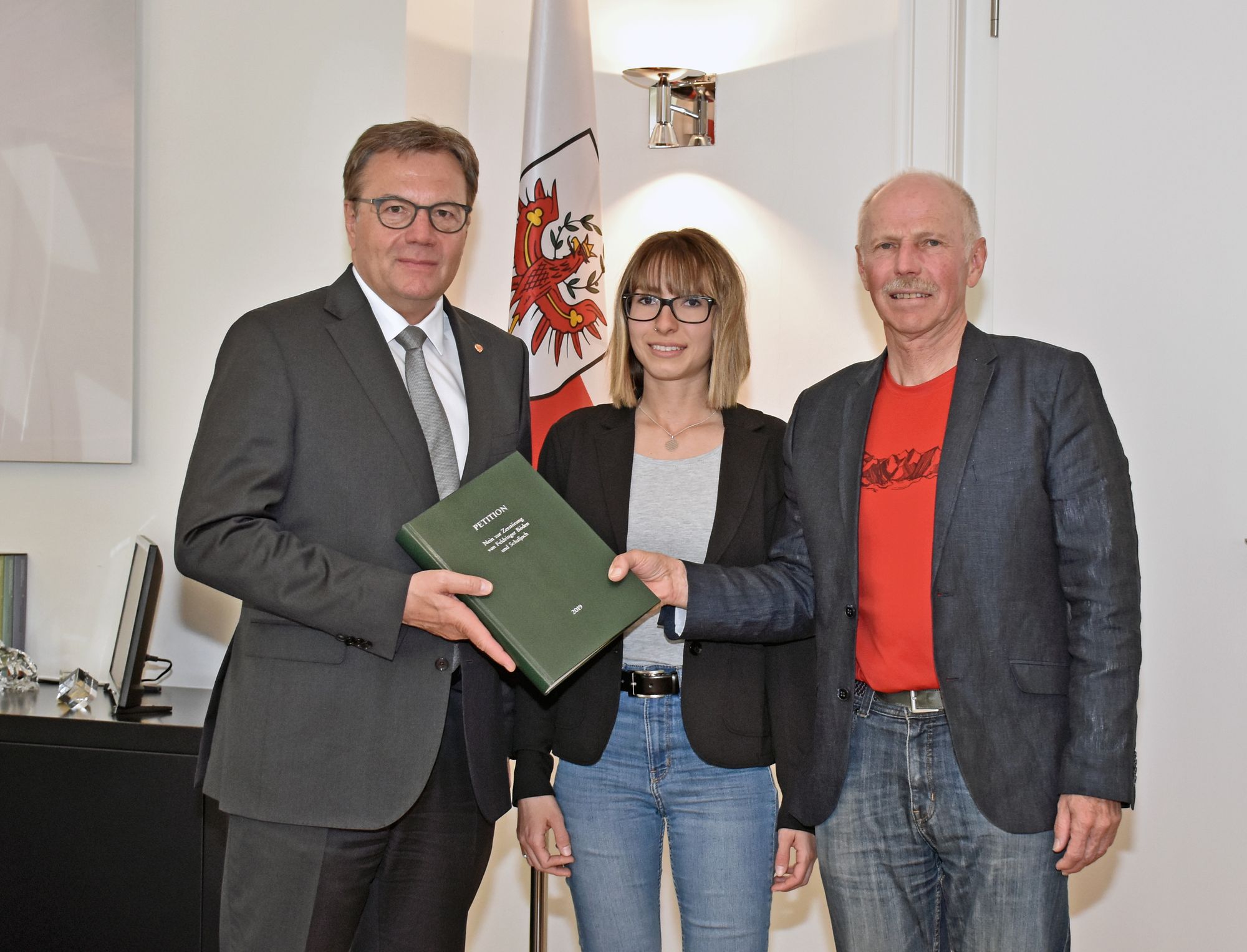 Petitionsübergabe an den Landeshauptmann